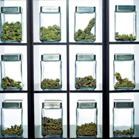 FUMURI GRELE Marijuana medicinală în diferite cantități și calități, la un magazin din Denver. Din februarie, Colorado are cel mai mare număr de astfel de magazine din SUA: 505 spații medicale și 520 recreaționale