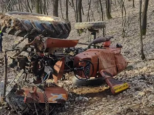 Un bărbat a fost strivit de propriul tractor în timp ce era în pădure la lemne. Unde s-a întâmplat? - Foto: Arhiva / imagine cu rol ilustrativ