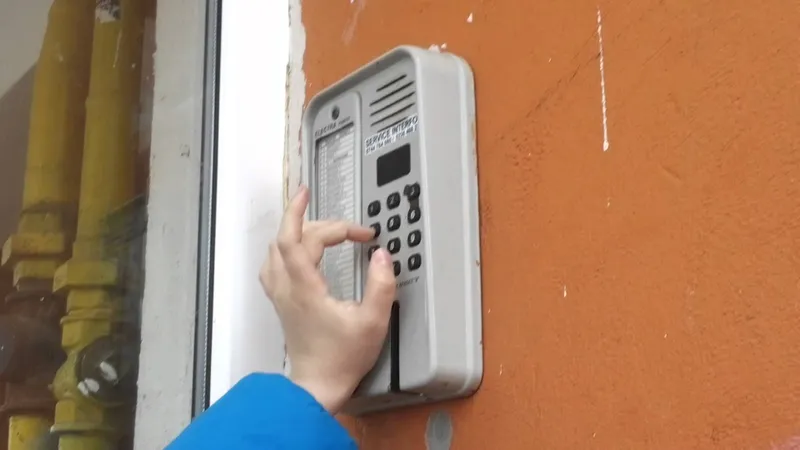 O bătrână din Ucraina iese din bloc numai pe geam, invocând că interfonul are un „cod al satanei“/FOTO: seku