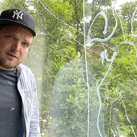 Unul sau mai multe dispozitive incendiare au fost lansate prin fereastra casei jurnalistului Willem Groeneveld. / Foto: gic.nl
