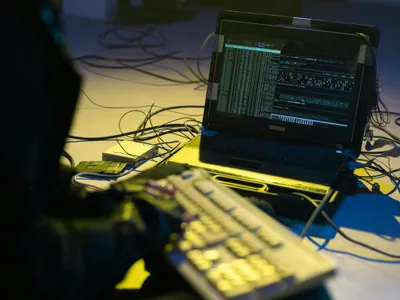 Hacker în acţiune - Foto: Pexels/cottonbro studio