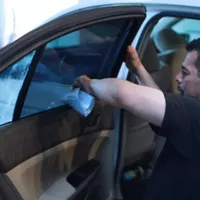 Folie neagră pe geamurile de la mașină, imagine cu caracter ilustrativ - Foto: Ziarul de Iași