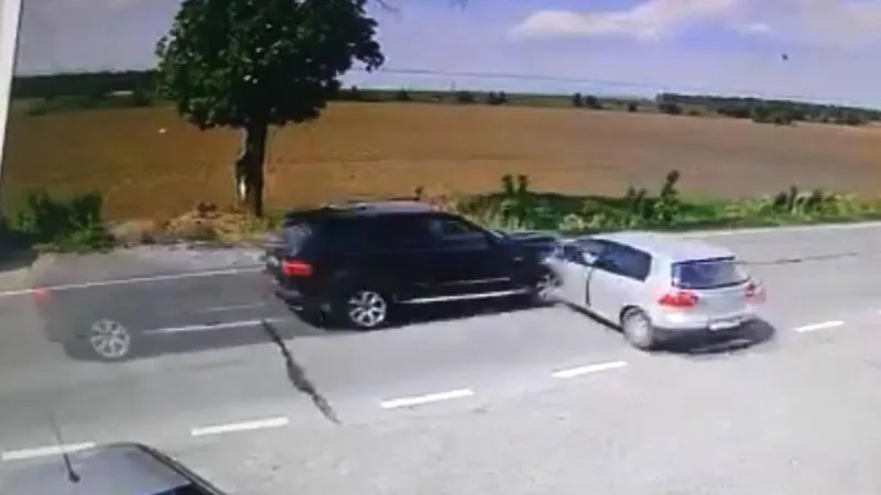 Un șofer iese din parcare fără să se asigure și e spulberat de un SUV. Avea 78 de ani. / Foto: bzi.ro