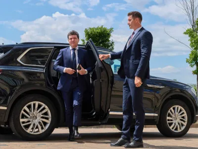 VIDEO Mesajul lui Nicușor Dan pentru ministrul Nazare și noua lui soție. Președintele și partenera sa au participat la nuntă
