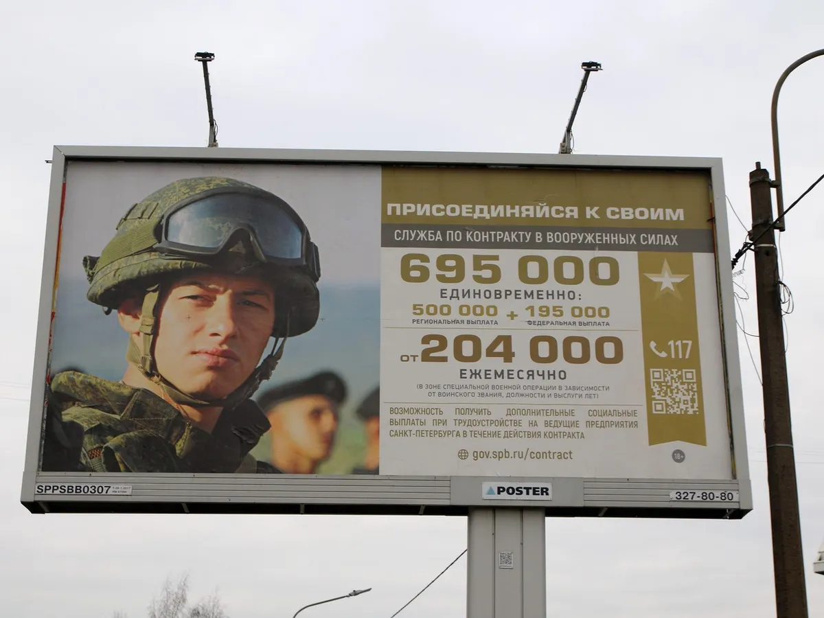Un panou de recrutare „Servicii contractuale în Forțele Armate ale Federației Ruse” la Sankt Petersburg - Foto: Profimedia Images