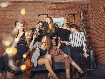 Motivul pentru care o întâlnire cu prietenii îți poate prelungi viața. De câte ori pe lună poți sărbători? - Foto: Freepik (Imagine cu rol ilustrativ)