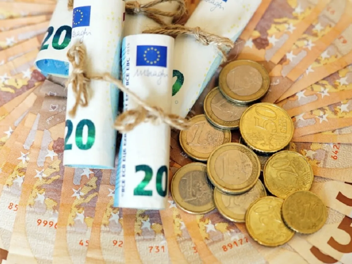 Cine sunt românii care pot primi ajutor social de 370 €. Pentru ce sunt banii? - Foto: Freepik.com (rol ilustrativ)