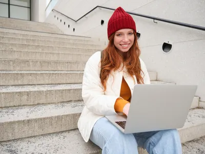 Tânără la laptop - Foto: Freepik (Imagine cu rol ilustrativ)