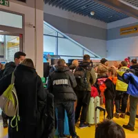 Peste o mie de refugiați ajung joi noaptea în București, la Romexpo/foto: madiamon