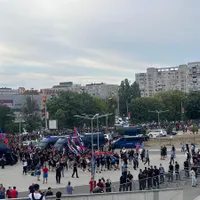 Suporterii așteaptă să intre pe stadionul Steaua unde se joacă meciul FCSB - Nordsjælland Foto:gsp.ro