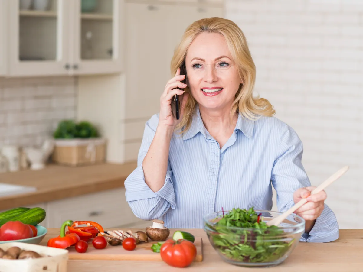 Femeie care mănâncă - Foto: Freepik (Imagine cu rol ilustrativ)