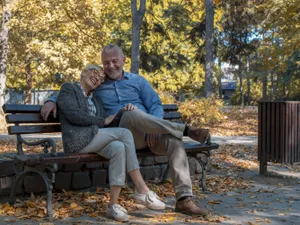 Pensionari aflați la pensie stau în parc - Foto: Freepik