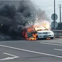 Maşina unor români a ars ca o torţă pe o autostradă din Ungaria. Au fost salvați de agenții fiscali - Foto: Observator