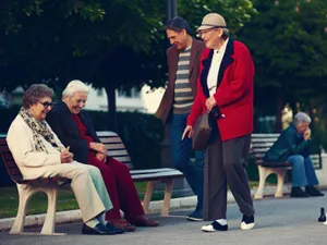 Grup de pensionari, în parc - Foto: Freepik