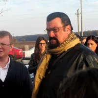 În satul Uzunu, de unde e firma care vinde măști statului, e un adăpost pentru câini unde a fost și Steven Seagal/FOTO: adevarul.ro