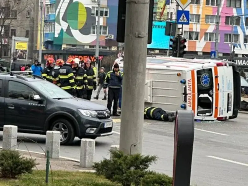 Ambulanță răsturnată după un accident rutier în București - Foto: ISU