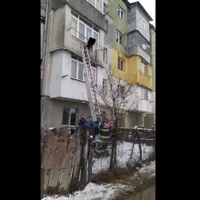 O tânără a vrut să scape de soț și a căzut de la etajul 3 al unui bloc. Au salvat-o sârmele de rufe. - Foto: agerpres.ro