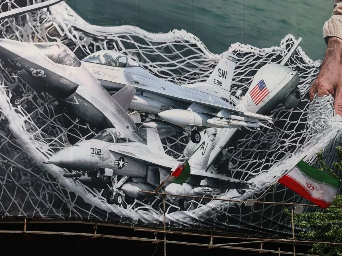 Panou publictar imens, în Piaţa Revoluţiei din Teheran, reprezentând o plasă pescărească iraniană prinzând avioane americane - Foto: Profimedia Images