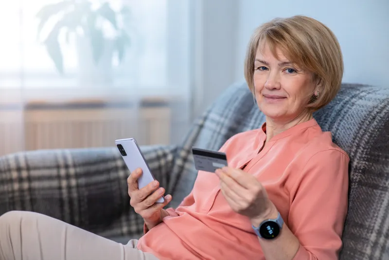 Pensionari care iau pensia pe card - Foto: Freepik