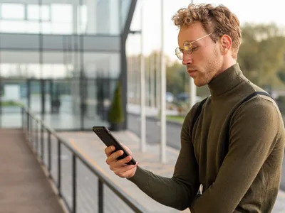 Aplicația WhatsApp poate instala un virus periculos pe telefonul tău mobil fără să-ți dai seama. Cum face asta - Foto: Freepik (Imagine cu rol ilustrativ)