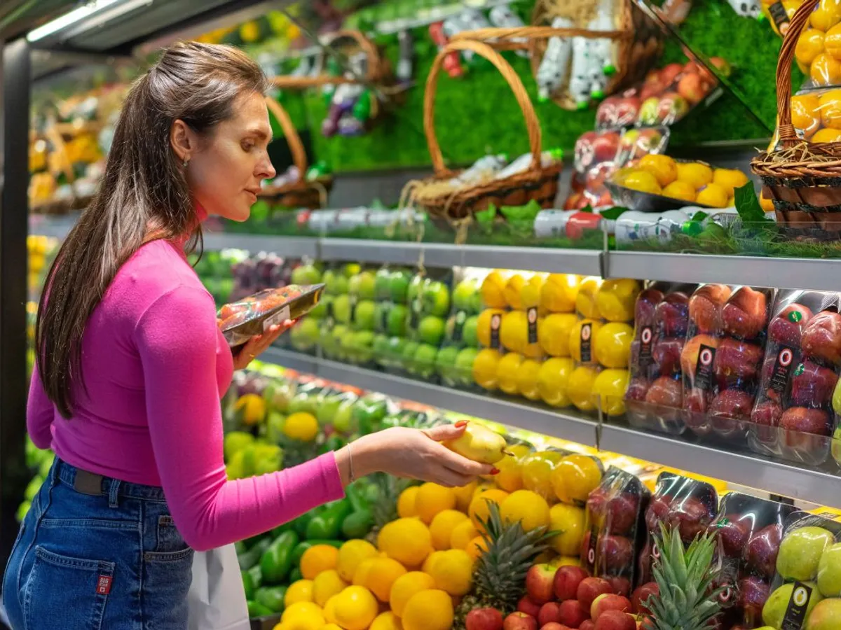 Femeie la cumpărături în hypermarket - Foto: pexels/Arlantic Ambience