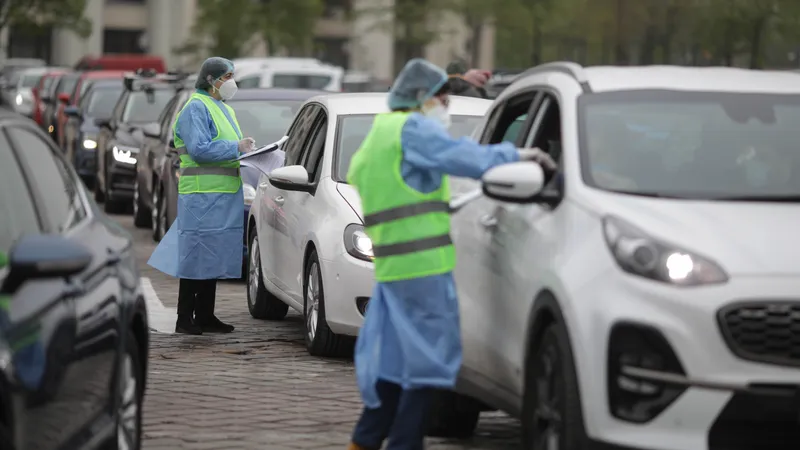 Vaccinare în Capitală, la centrul drive-through din Piața Constituției. Sursă: Inquam Photos - Octav Ganea