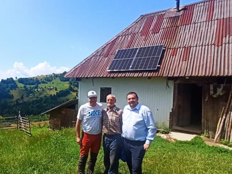 Locuitori din vârf de munte primesc curent electric de la fotovoltaice Foto: asociația Energie Inteligentă