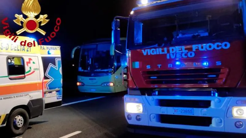 Un TIR condus de un român a intrat în două autocare cu migranți în Italia: un mort, 15 răniți. / Foto: corriere.it