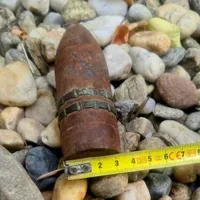 Proiectil descoperit în podul unei case din Giurgiu - Foto: ISU Giurgiu