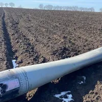 Fragmente dintr-o rachetă rusească, descoperite  pe un câmp de Poliția de Frontieră din R. Moldova - FOTO: tv8.md