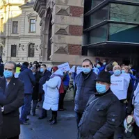 Bugetari protestând față de înghețarea salariilor Foto: Facebook