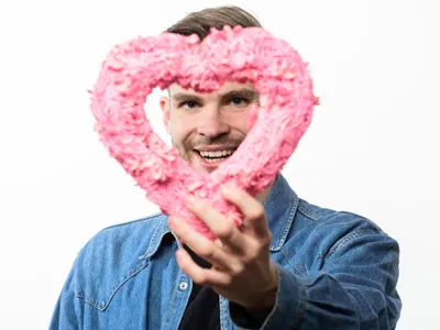 Bărbat care ține în mână o inimă - Foto: Freepik (rol ilustrativ)