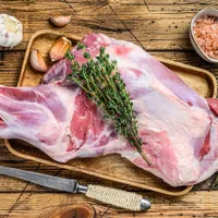 Românii au ajuns să facă rezervări pentru carnea de miel. Se scumpește de la o zi la alta - Foto: Profimedia images