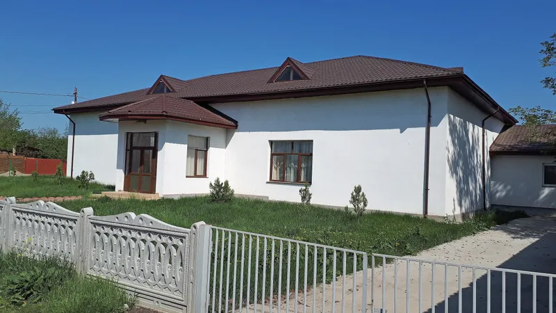 Clădirea unde a funcționat biblioteca comunală Cochirleanca a fost renovată, dar aceasta va funcționa ca sală de spectacole.