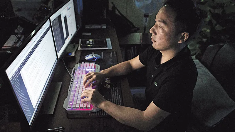 Un hacker chinez, la biroul său din Dongguan, China