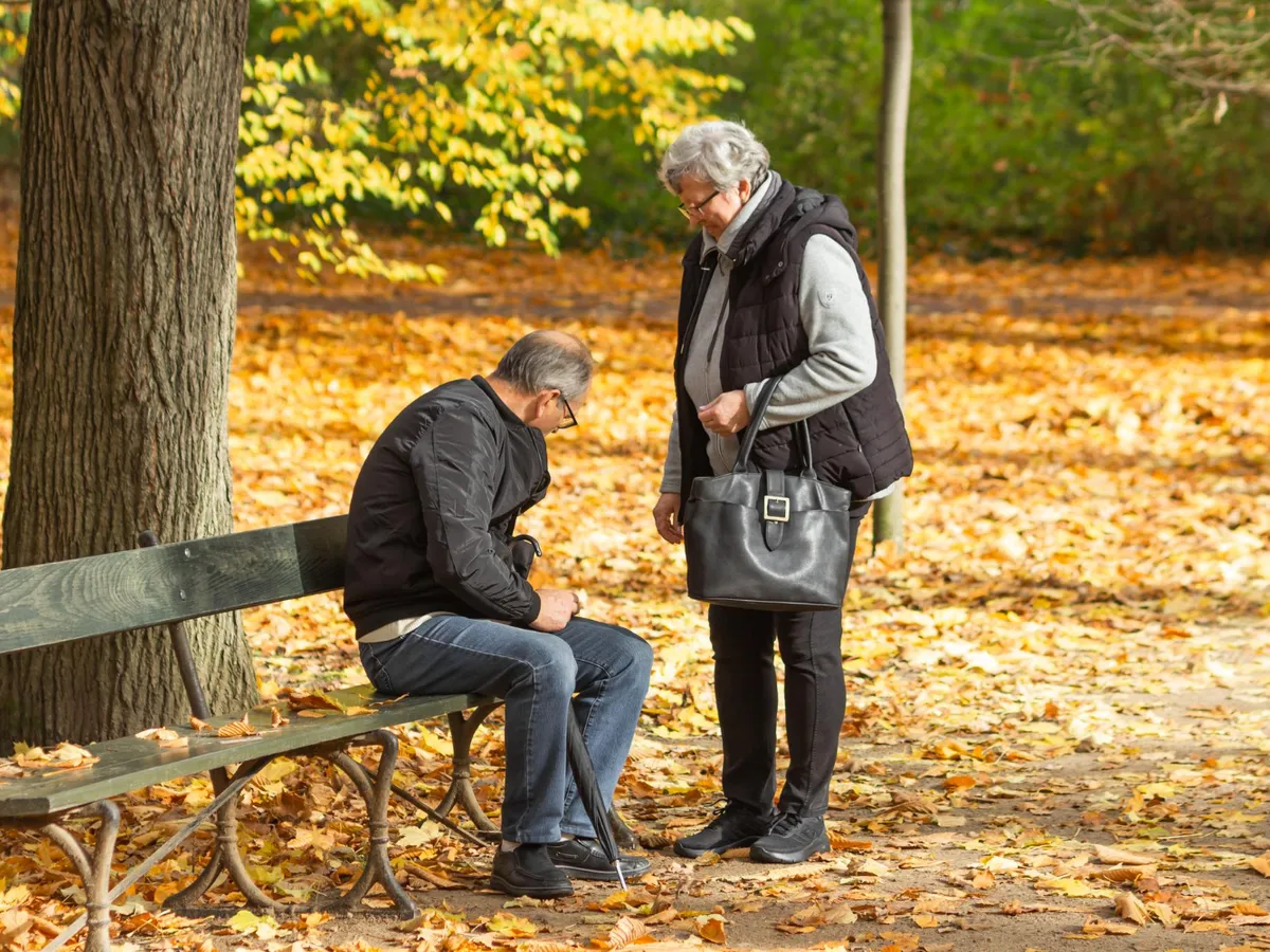Pensionari în parc - Foto: Freepik