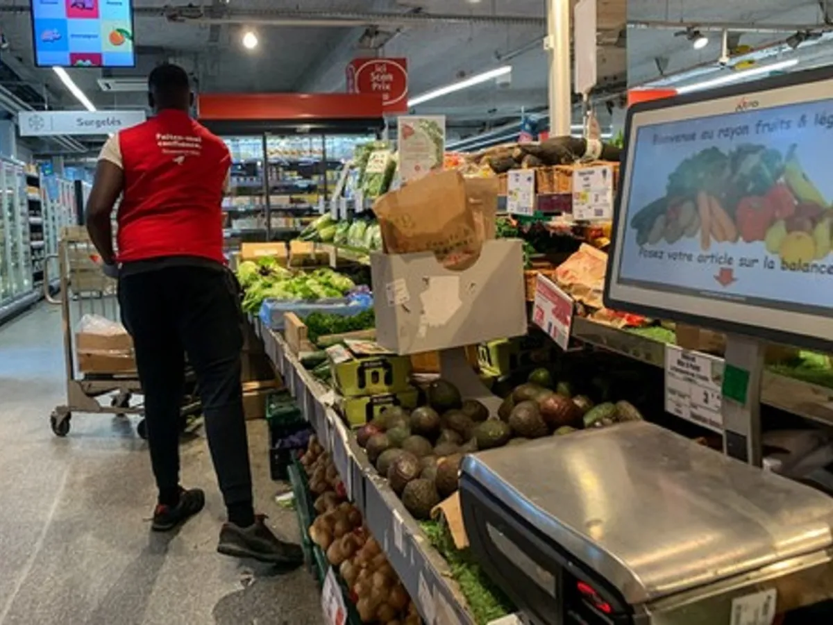 Lucrător în Auchan - imagine cu rol ilustrativ Foto: Profimedia Images
