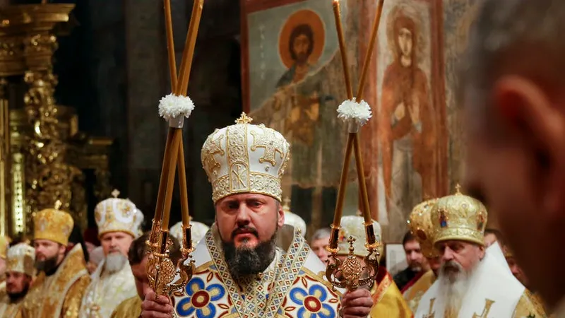 Preot testat pozitiv cu Covid, cercetat după ce a încălcat măsura izolării pentru a merge la slujbă/FOTO: theconversation.com