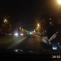 Șoferul unui Logan, bătut cu pumnii și picioarele de șoferul unui BMW în centrul Capitalei. / Foto: captură video