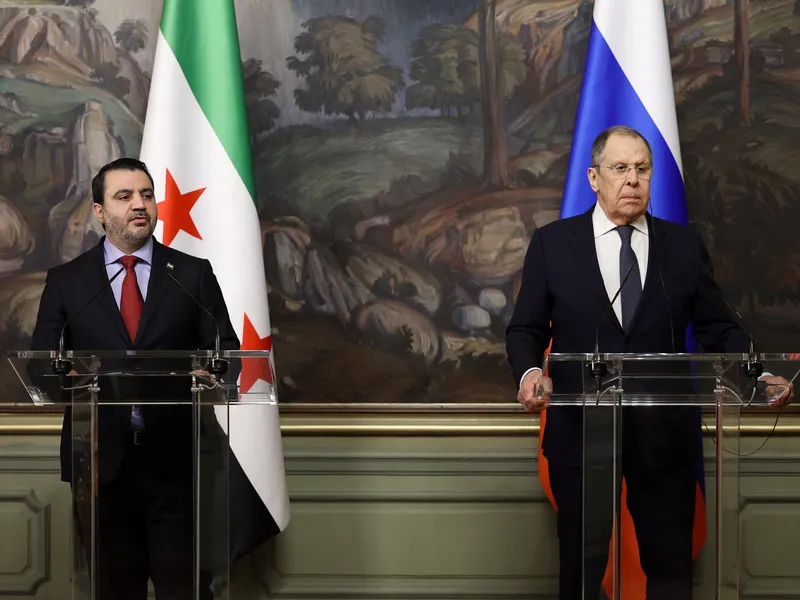 Ministrul sirian de externe Asaad al-Shibani, cu omologul său, Serghei Lavrov - Foto: Profimedia Images