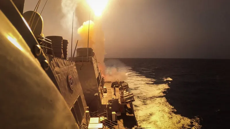 Yemenul atacă cu drone navele comerciale în Marea Roșie. Distrugătorul USS Carney contraatacă - Foto: Profimedia images
