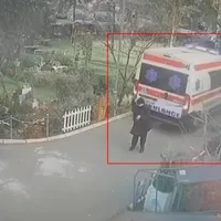Ambulanța care calcă o femeie pe trotuar - Foto: Captură video