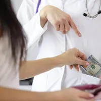 Cine sunt medicii care luau șpagă de la bolnavii de cancer - Foto: Freepik.com (rol ilustrativ)
