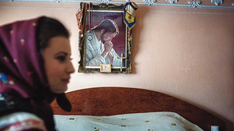 Tânără pregătindu-se să plece la slujba de duminică, în satul Săpânța