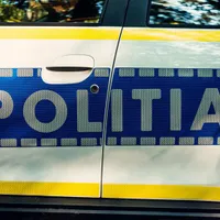 Ghinion teribil pentru un bucureștean. A depășit o coloană și a căzut într-o groapă cu tot cu mașină - Facebook/PolitiaRomana