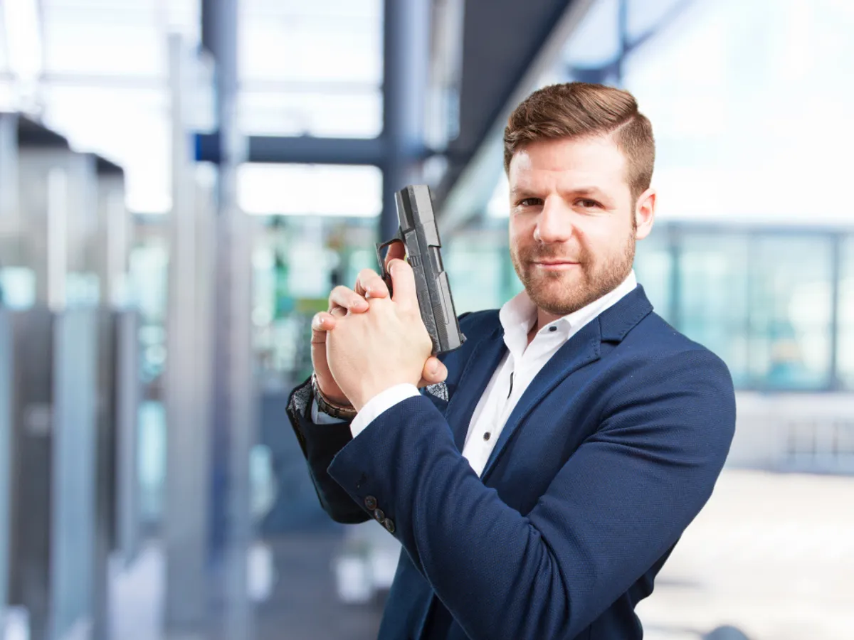 Bărbat cu pistol- Foto: Magnific (rol ilustrativ)