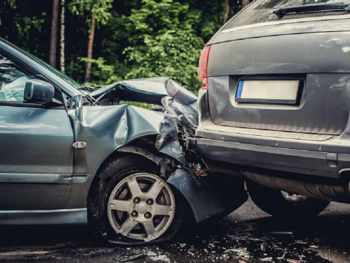 Accident grav în București. 4 mașini, făcute zob după ce un șofer a pierdut controlul volanului. Un rănit