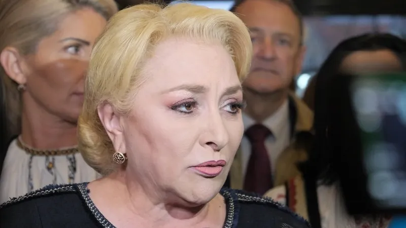 Viorica Dăncilă a demonstrat că are probleme cu limba română și când citește Foto: INQUAM Photos/ Raul Stef