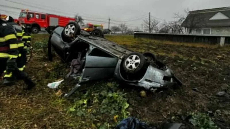O mașină furată, descoperită răsturnată pe un câmp din Neamț, cu doi bărbați morți înăuntru. / Foto: Info Trafic 24