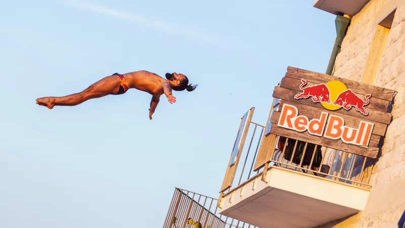 Doi români, în „Top 8”, în campionatul mondial de sărituri în apă, de la 27 de metri, de pe stânci - Foto: Red Bull